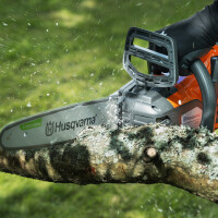 Husqvarna 215i Akku Kettensäge 12 Zoll / 30 cm Set inkl. Akku und Ladegerät